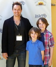 Kevin Callies and the two young actors Elijah and Micah Nelson / Image source : http://azure-lorica.com