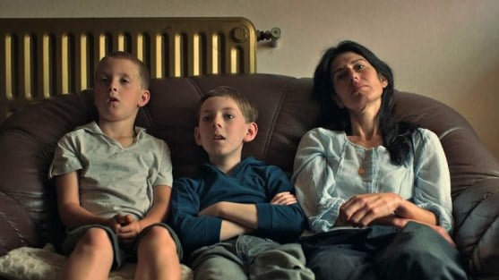 Mother (Gabriela Carrizo) and her young sons Billy (Maarten Meeusen) and Kid (Bent Simons) / Kid (2012)