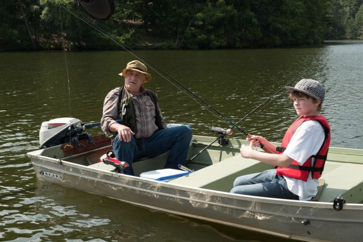 Oakes Fegley and Robert De Niro as Grandson and Grandpa in War with Grandpa (2020)