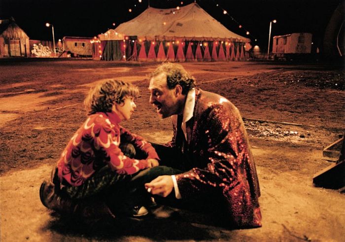 Iakov Kultiasov as Barbu alongside Lazar Ristovski as Caruso in King of Thieves (2004). The scene is bathed in a distinctive yellow tint, adding to its atmospheric depth